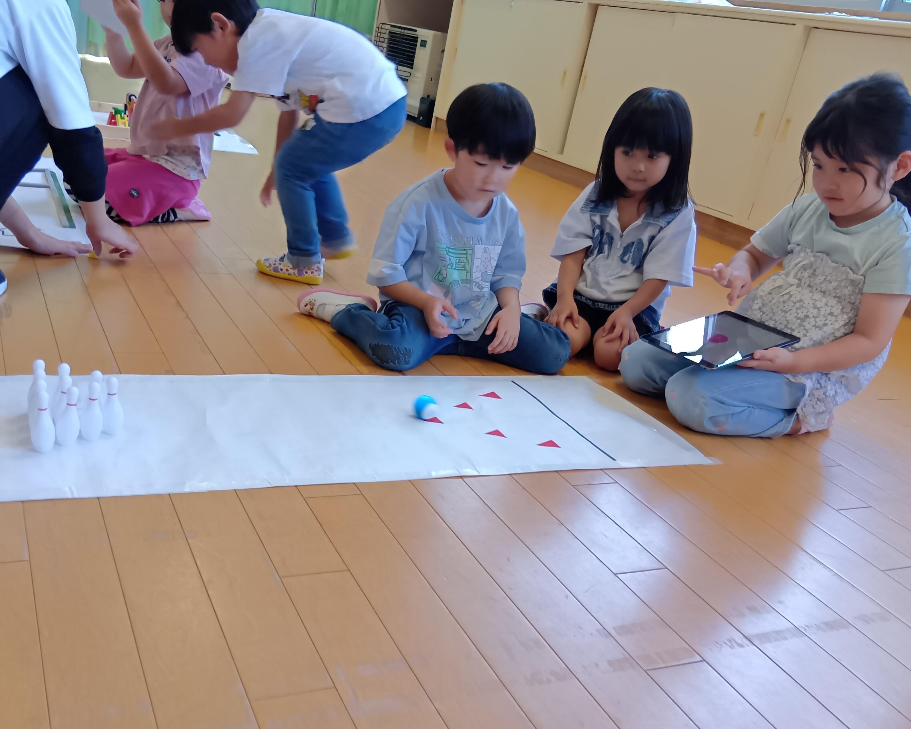 ボウリングチャレンジに挑戦する白鳩保育園の子どもたちの様子