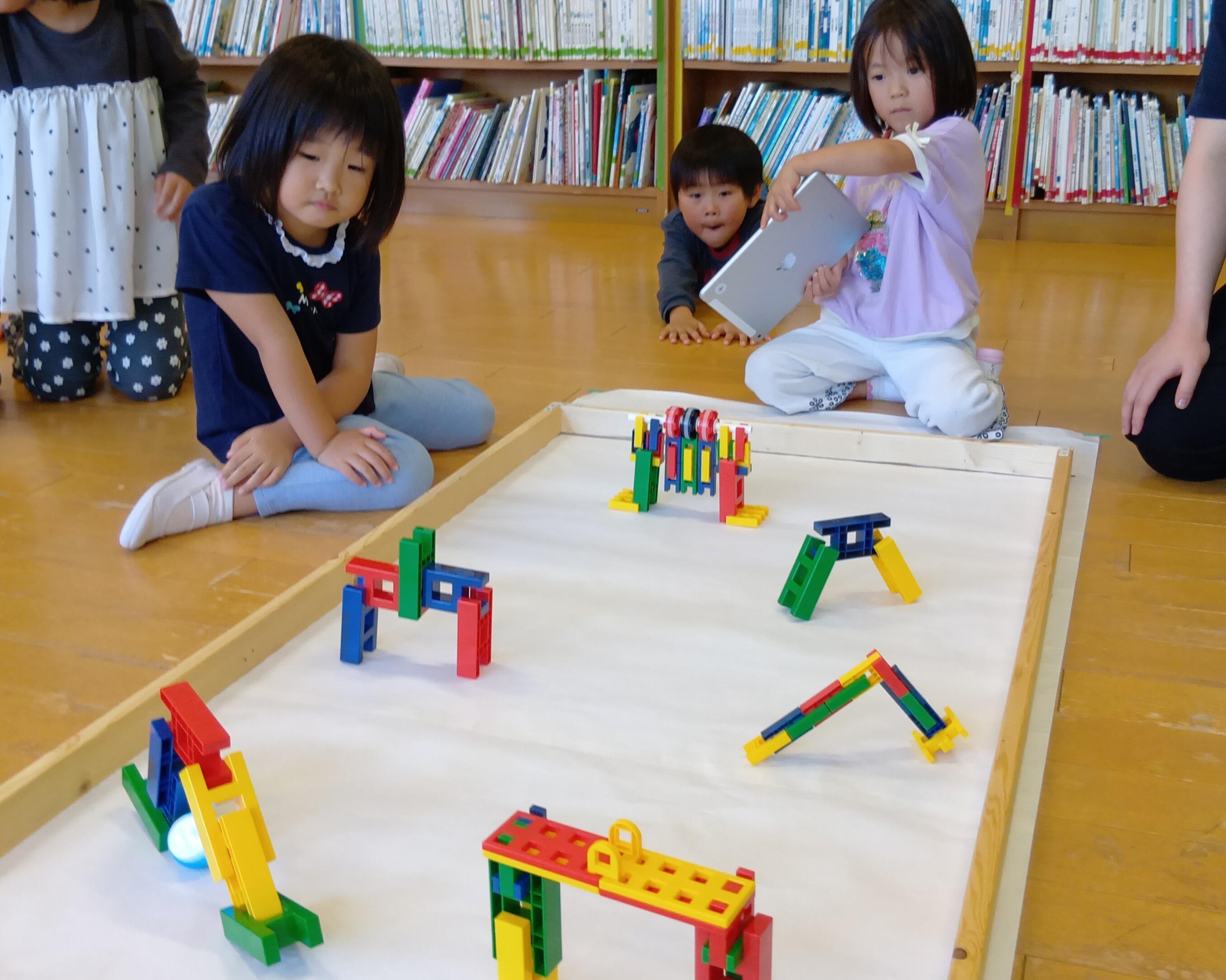 ゲートくぐりに挑戦する白鳩保育園の子どもたちの様子