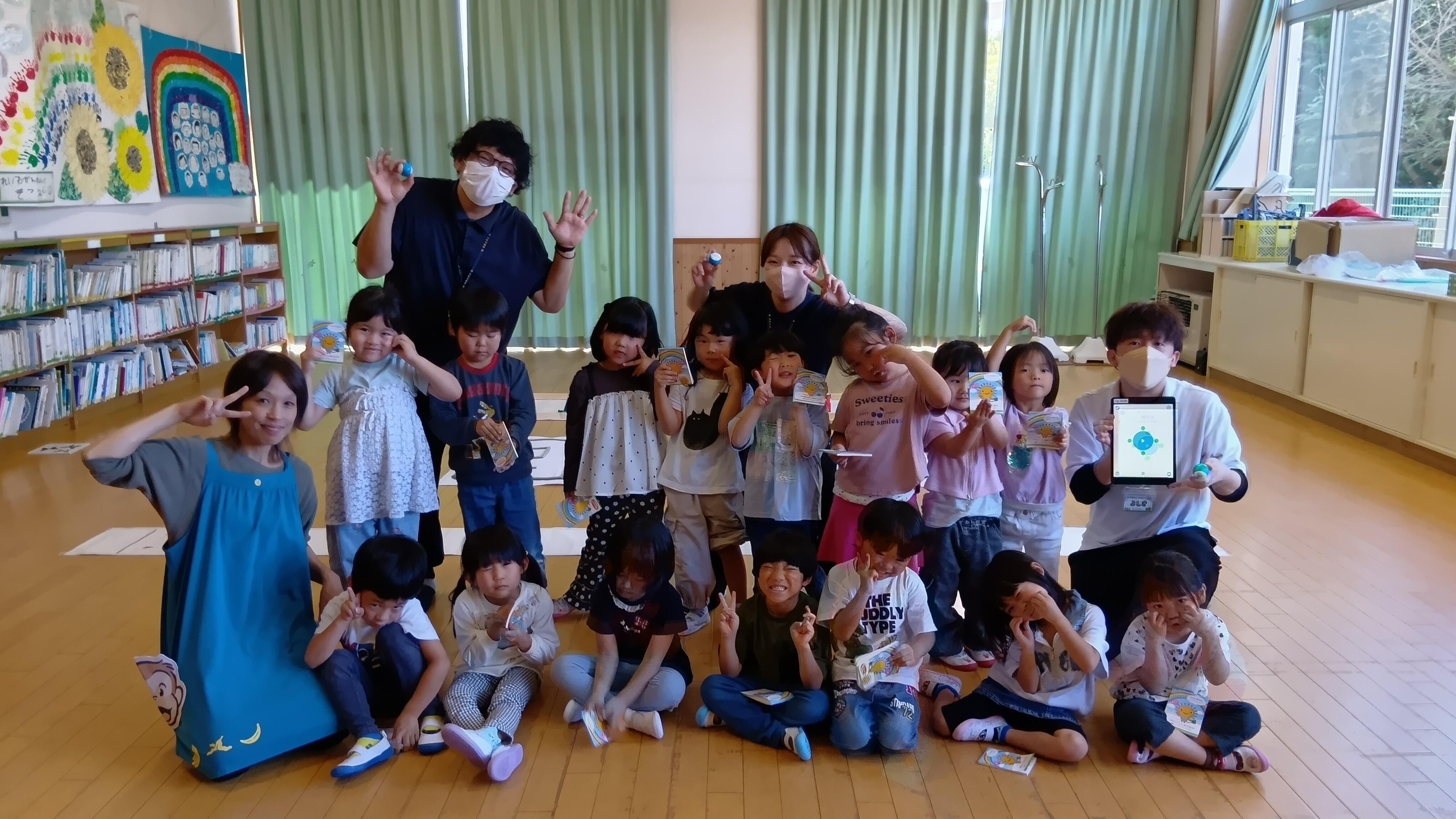 集合して記念撮影をする白鳩保育園の子どもたち